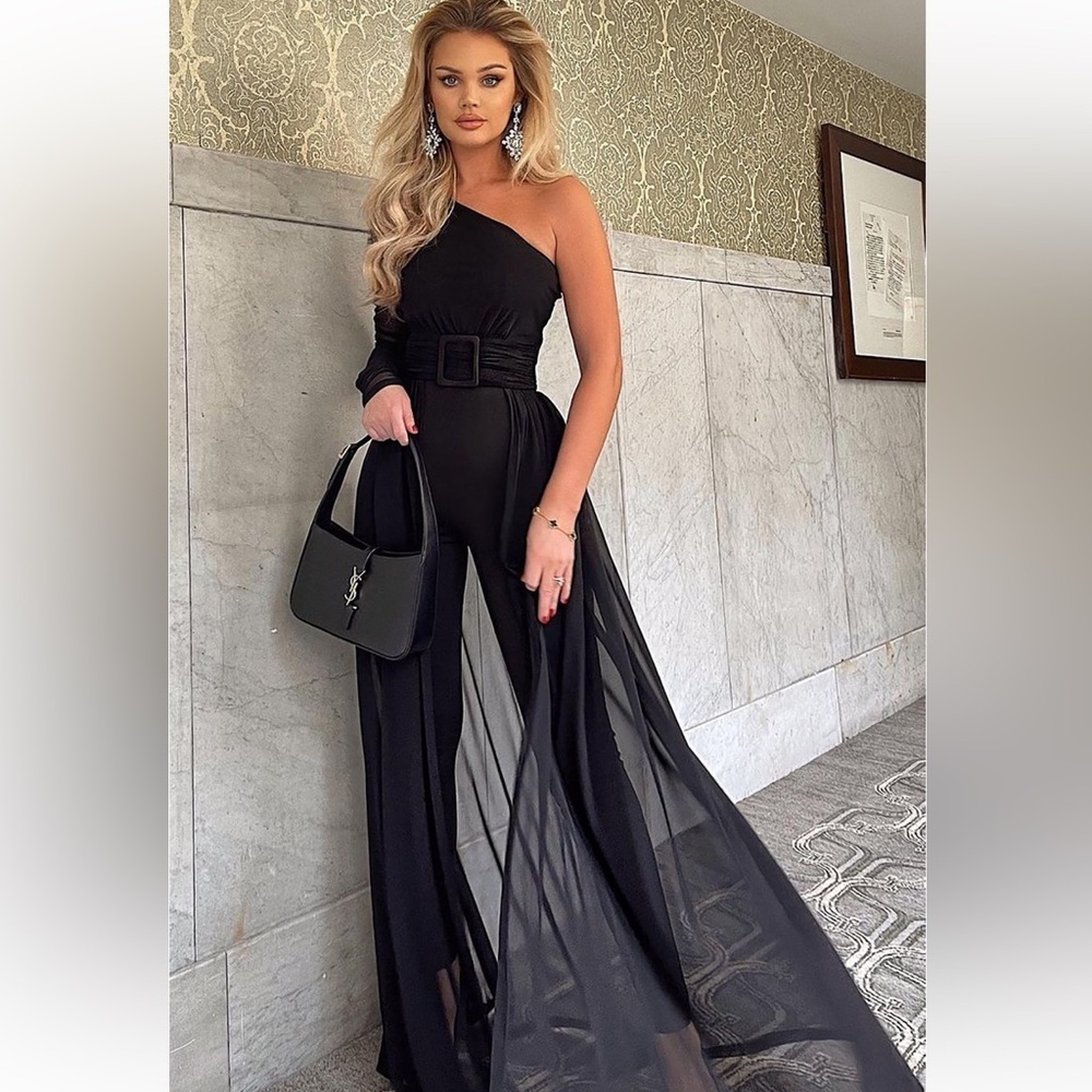 Elegant Black One-Shoulder jumpsuit